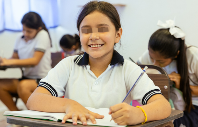 Nuevo León impulsa la inclusión escolar con mesabancos especiales para alumnos zurdos