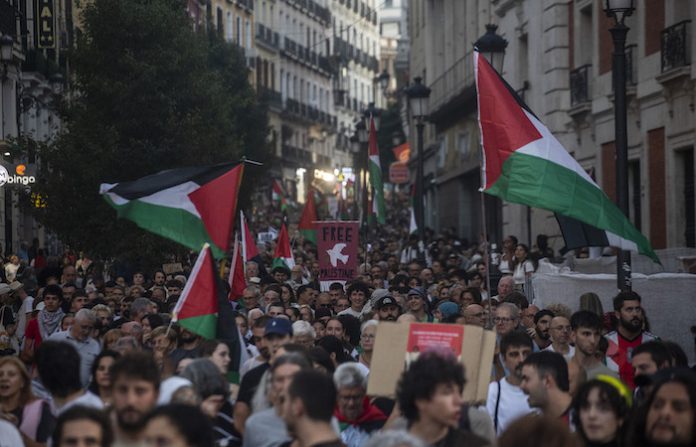 Video: Miles de protestantes alzan la voz en Madrid por la paz en la Franja de Gaza