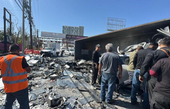 Tráiler con doble remolque causa choque y volcadura en la carretera a Miguel Alemán; hay dos lesionados