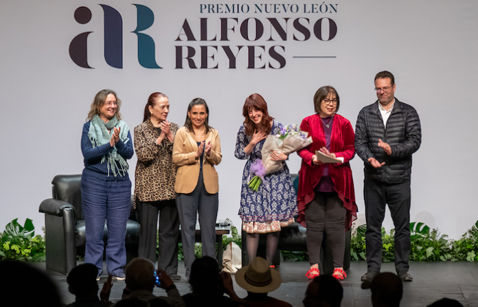 Irene Vallejo hechiza a Monterrey con la fuerza de su palabra