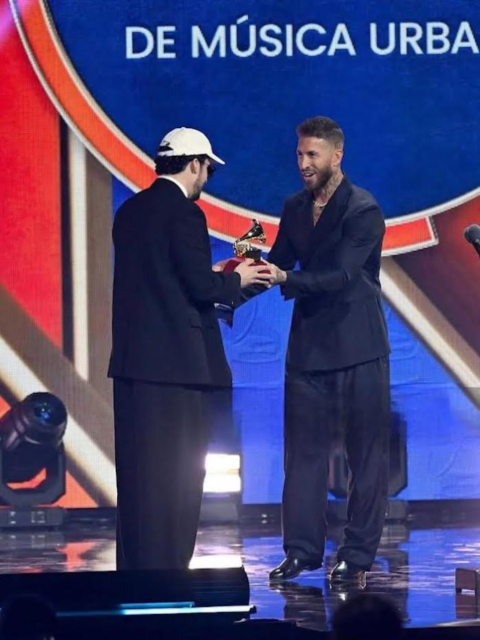 Sergio Ramos se luce entregando premio a Bad Bunny en los Latin Grammys