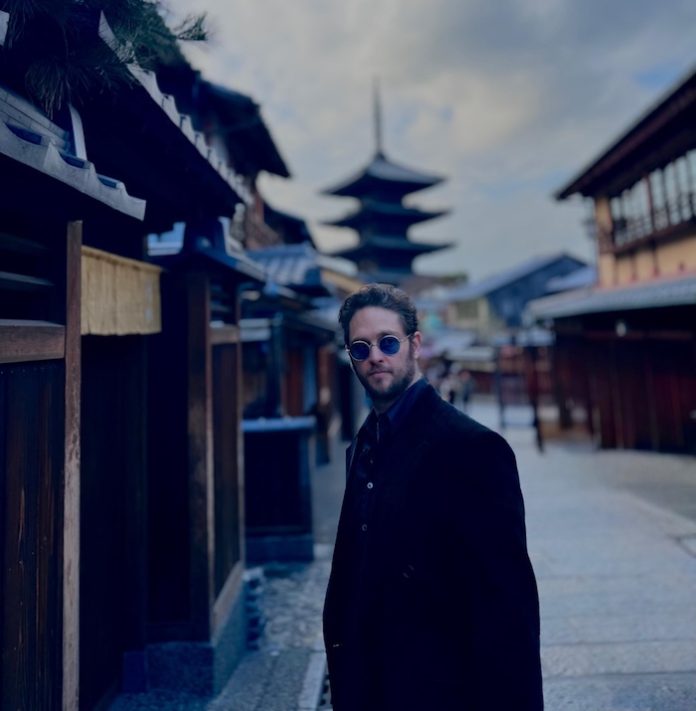 Christopher Uckermann lanza “Perdido en los Graves”, su viaje hacia la libertad interior