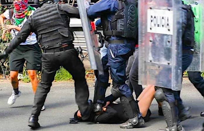 Congreso busca cerrar filas ante miles de quejas por brutalidad policial con revisiones psicológicas periódicas