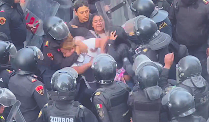 Suspenden a policías que agredieron a asistentes a protesta de la Generación Z en CDMX