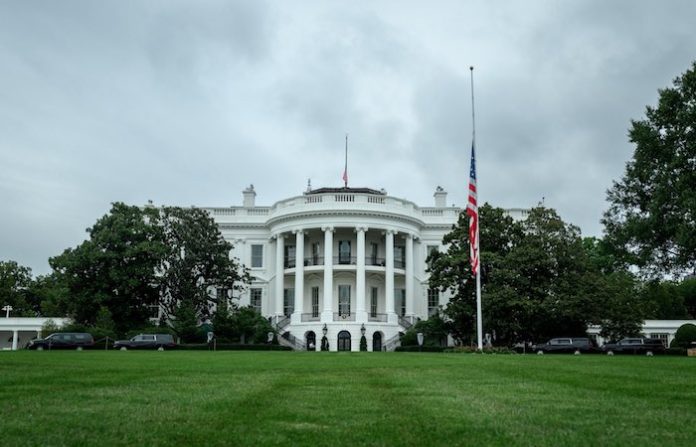 Más de la mitad de los estadounidenses se oponen a la demolición del ala este de la Casa Blanca
