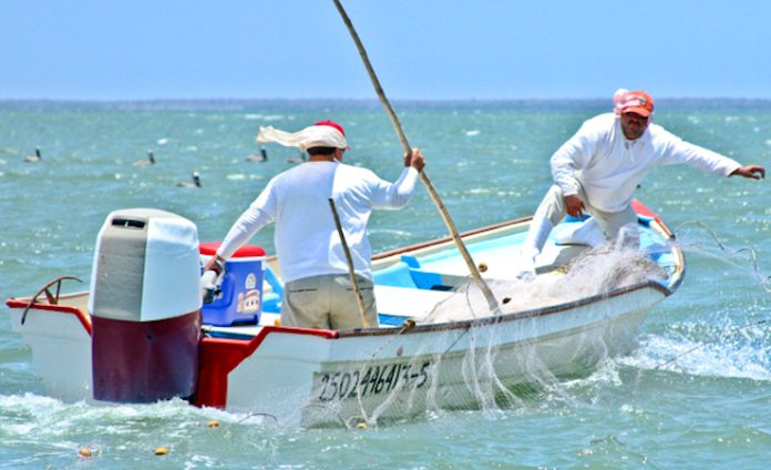 Asedio de EU en el Pacífico preocupa a pescadores de uno de los puertos más importantes de México