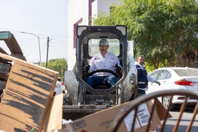 Supervisa Adrián de la Garza jornada de descacharrización en Burócratas Federales