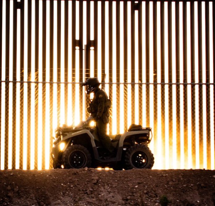 EU habría instalado una red de súper vigilancia para detener migrantes irregulares