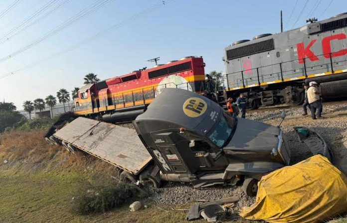 Tren embiste a tráiler y descarrila en cruce de Apodaca