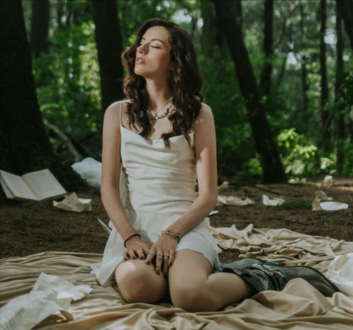 Karlie convierte el amor juvenil en narrativa pop con su álbum debut