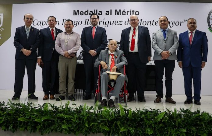 De la Peña reconoce a tres santiaguenses con la Medalla al Mérito