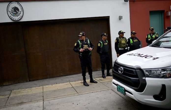 Petro advierte: “Si Perú agrede la embajada de México, Colombia retira su embajada”