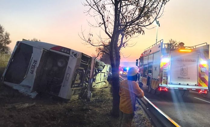 Hay al menos siete muertos por la volcadura de un autobús al oeste de México