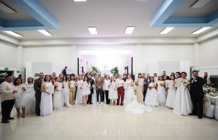Veinte parejas consolidan su matrimonio civil en ceremonia colectiva en San Pedro Garza García
