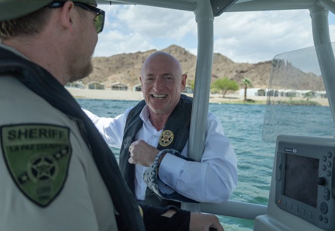 El Pentágono investiga al senador Mark Kelly por supuestamente llamar a la desobediencia