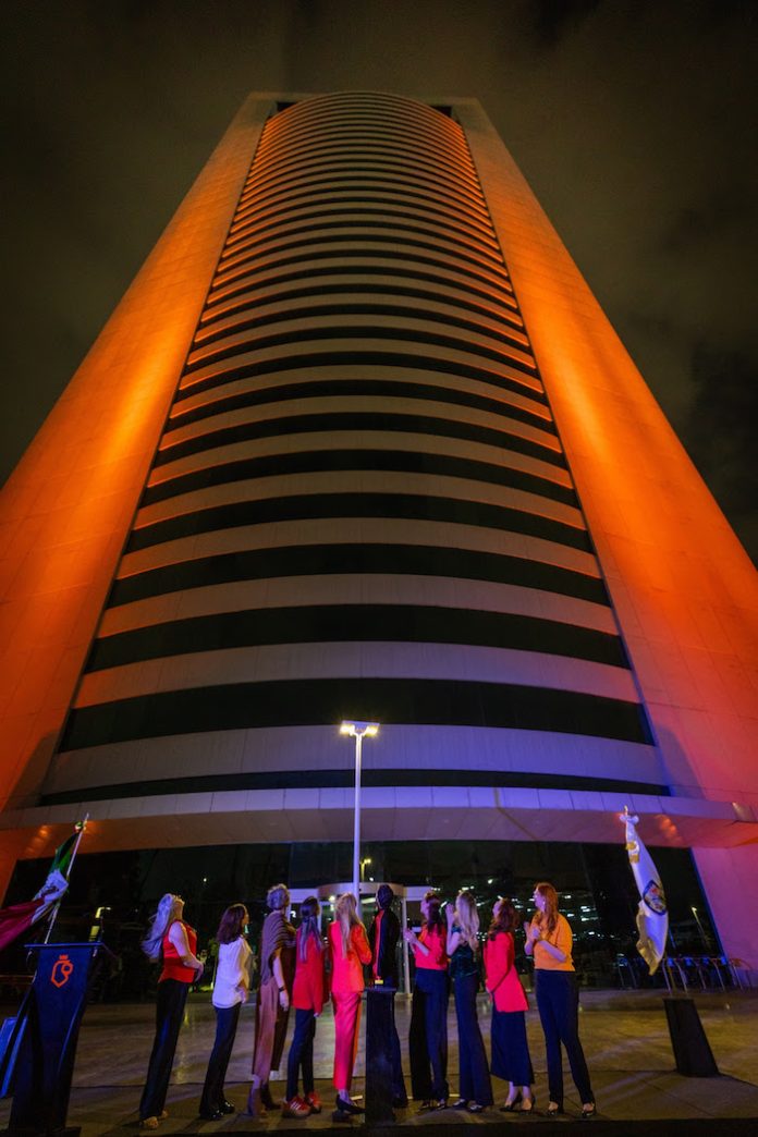 Nuevo León ilumina su Torre Administrativa en llamado contra la violencia hacia mujeres y niñas