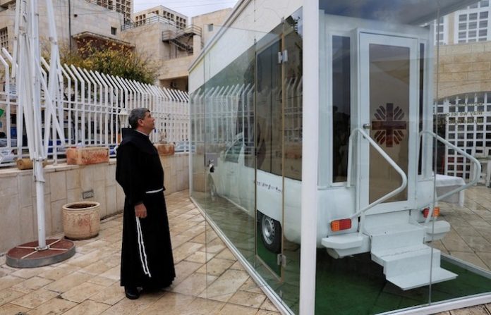 El papamóvil de Francisco será una clínica ambulante en Gaza