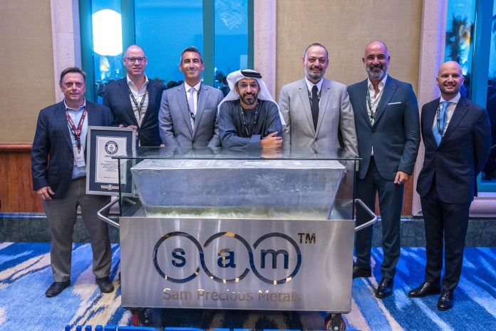 Emiratos Árabes presenta la barra de plata más grande del mundo