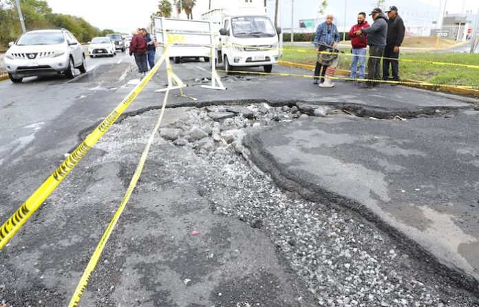 Escobedo atiende daños en Manuel L. Barragán tras lluvias y coordina reparación con Agua y Drenaje