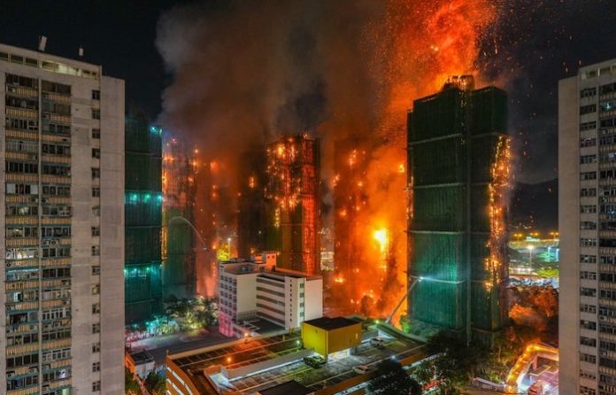Ya son 44 personas fallecidas por incendio en edificio habitacional de Hong Kong, según medio