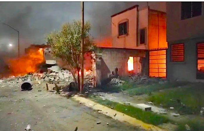 Video: Explosiones por presunta pirotecnia movilizan a cuerpos de emergencia en la colonia Olmos