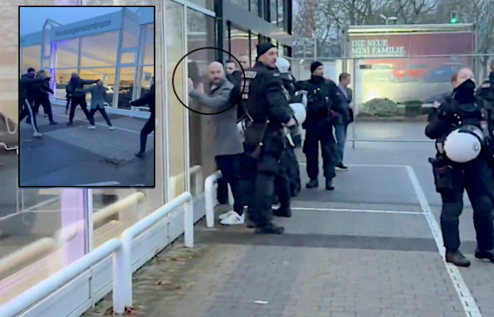 Video: Radicales izquierdistas agreden físicamente a un diputado alemán de la oposición durante una violenta protesta