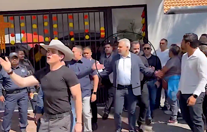 Video: Entre gritos de “¡Fuera!” y acusaciones, Bedolla enfrenta la furia ciudadana en Uruapan