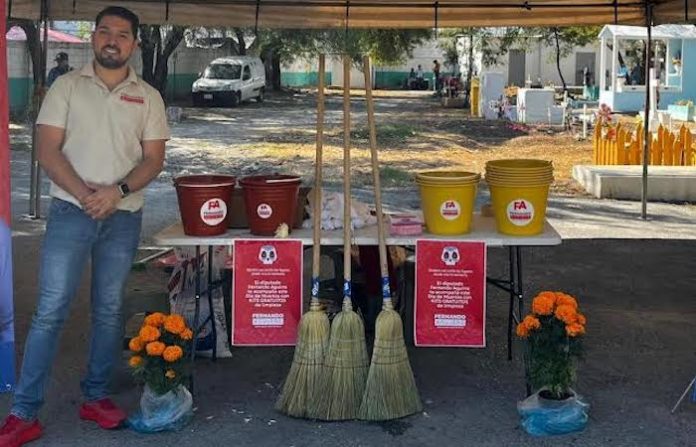 Fernando Aguirre impulsa tradiciones y apoya a familias en el Panteón Topo Chico