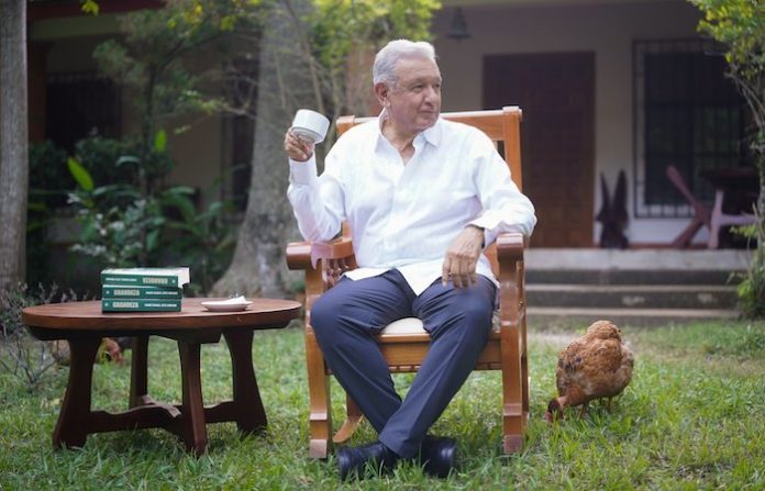 López Obrador vuelve al escenario público con un libro y un mensaje firme hacia sus críticos