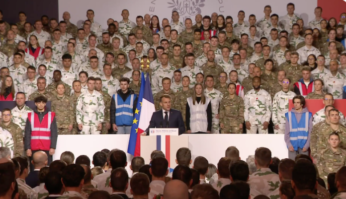 Macron impone el servicio militar voluntario y ‘el primer recluta ya está huyendo’