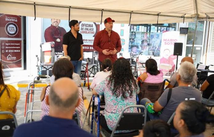 Entrega Mario Soto apoyos de movilidad y alimentos en García