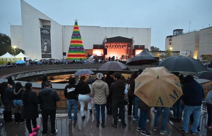 Encendido del Pino congrega a 3 mil asistentes en el Museo de Historia Mexicana