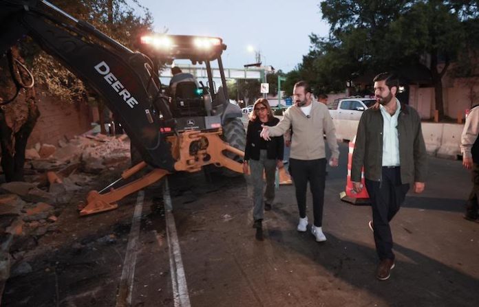 Mauricio Farah supervisa obras en Alfonso Reyes y reconoce labor heroica de policía municipal