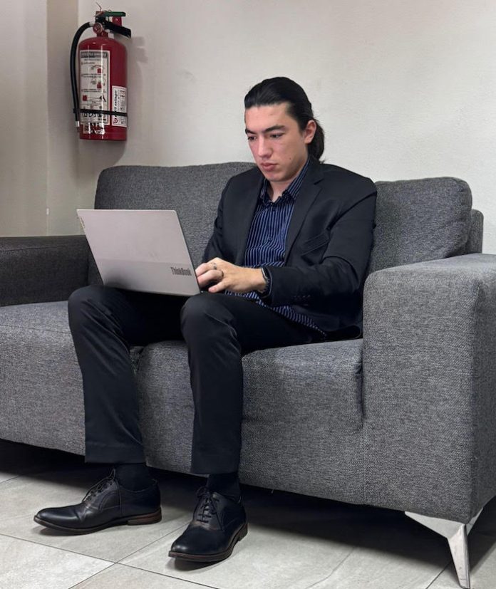 Video: Alumno de la U-ERRE rinde examen en pleno velorio de su padre; denuncian falta de empatía académica