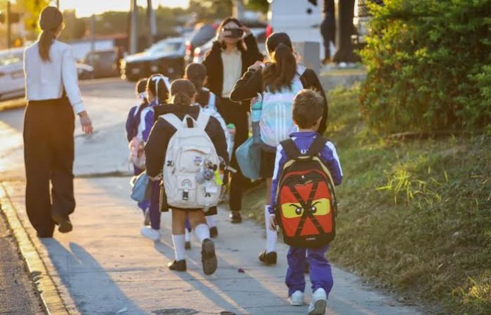 Inicia San Pedro programa piloto “Vámonos Caminando” para fomentar traslados escolares a pie