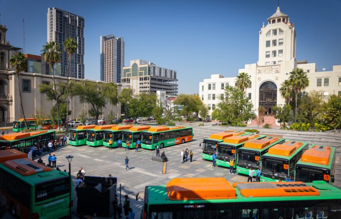 Samuel García entrega 14 nuevas unidades y destaca avances históricos en movilidad