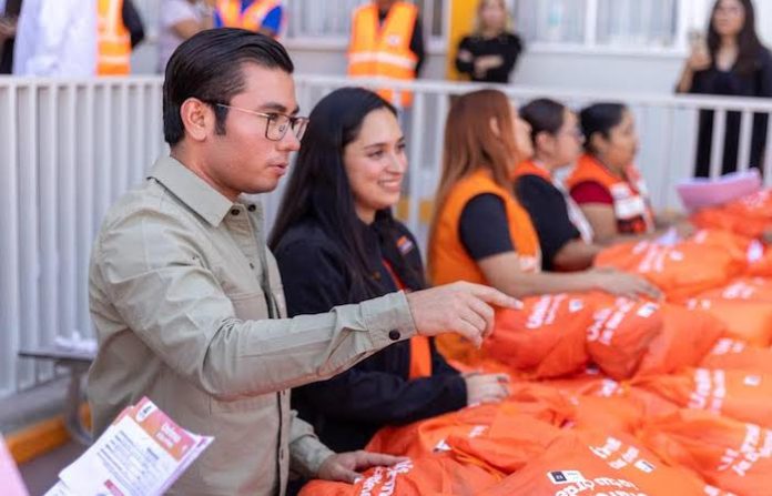 Félix Arratia cierra una entrega histórica de uniformes y apunta a una educación que retenga y motive a la niñez de Juárez