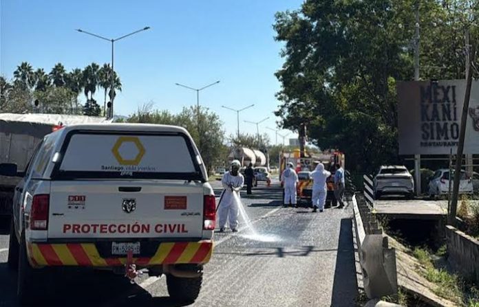 Derrame de miel complica la circulación en la Carretera Nacional y moviliza a Protección Civil de Santiago