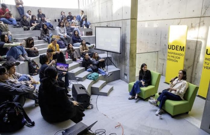 Yvonne Venegas dialoga con jóvenes creadores y revisita su obra en la UDEM