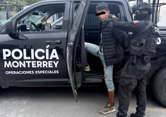 Cae sujeto que andaba mostrando sus miserias en pleno Centro de Monterrey