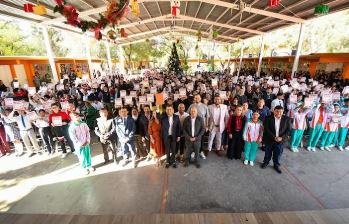 Beneficia Fábrica de Escuelas a estudiantes de secundaria con entrega de iPads