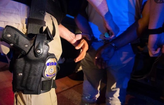 Tribunal bloquea liberación de migrantes arrestados durante redada en Chicago