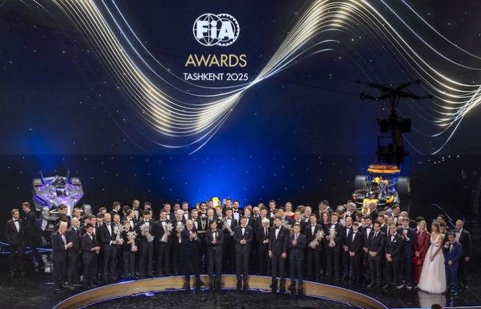 Tashkent baja el telón del automovilismo 2025 con desfile de figuras