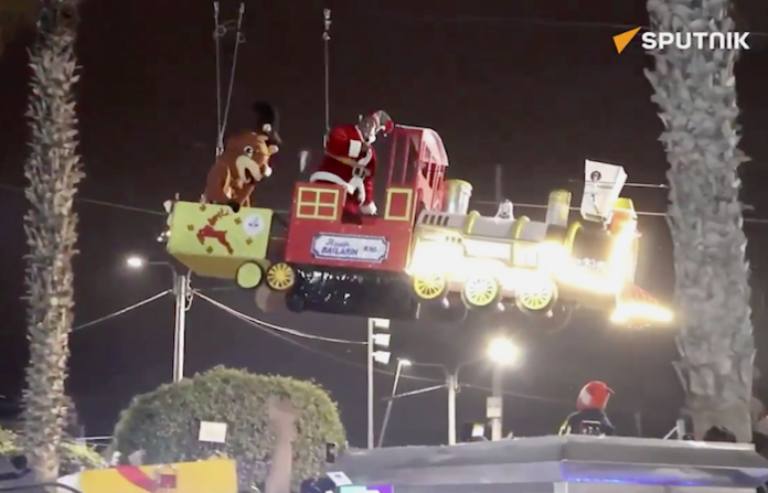 Papá Noel despega en Tacna: el alcalde sobrevuela la ciudad en un tren navideño