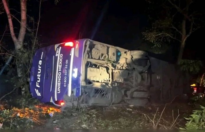 Autobús vuelca en el Edo. de Hidalgo y deja cinco personas fallecidas