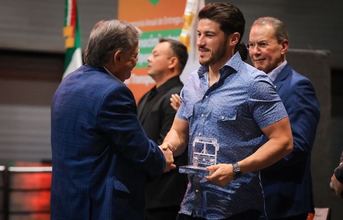 Reconocen a operadores del transporte público