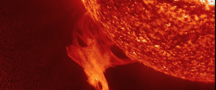 Científicos registran la eyección de una gran prominencia solar