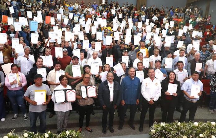 Escobedo e Infonavit dan certeza jurídica a familias con entrega de escrituras