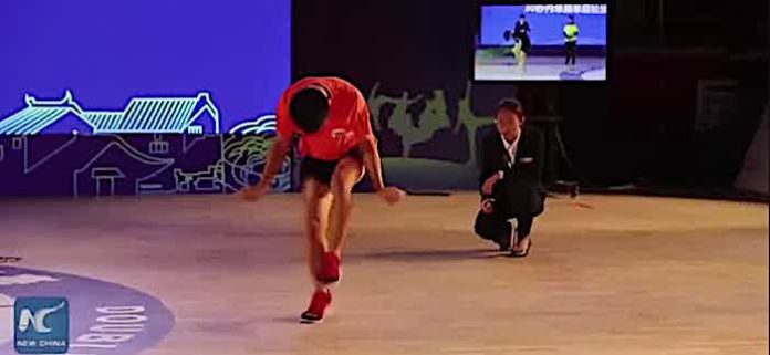 Una alumna china bate el récord mundial con 422 saltos a cuerda en un minuto