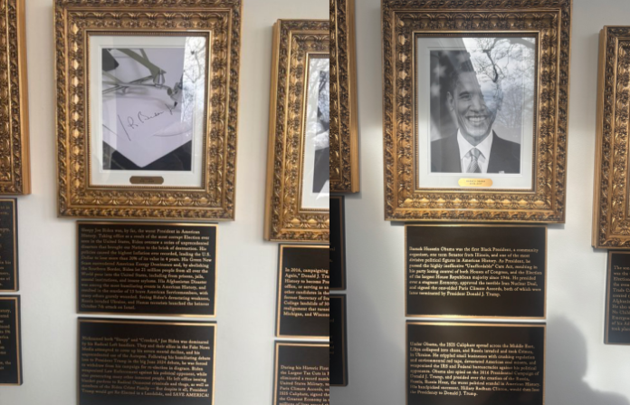 La Casa Blanca instala placas críticas bajo los retratos de Biden y Obama